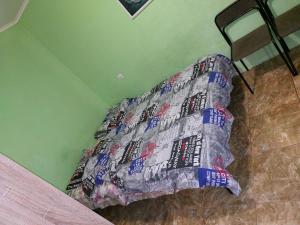 Una cama con una colcha encima en una habitación. en министудия, в которой есть абсолютно всё, en Cherníhiv