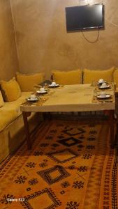 斯库拉Kasbah Ait BenHadda的带桌子和沙发的客厅