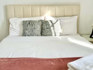 Voodi või voodid majutusasutuse Millers Point Waterview toas