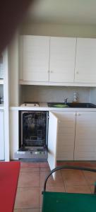 Grand studio 4 pers superbe vue mer et cocotiers dans Village Vacances Sainte-Anne plage à - 30 m的厨房或小厨房