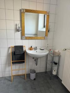 Ένα μπάνιο στο Moderne Wohnung mit Garten +6 φωτογραφίες