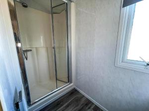 ハンスタントンにある6 Berth Caravan Nearby Hunstanton Beach Front In Norfolk Ref 13019Lの窓付きのバスルーム(ガラス張りのシャワー付) +11枚の写真