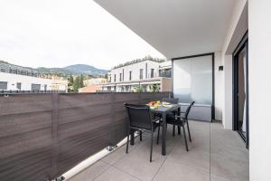 マントンにあるBienvenue 2 piece clim parkingのバルコニー(屋上のテーブルと椅子付)