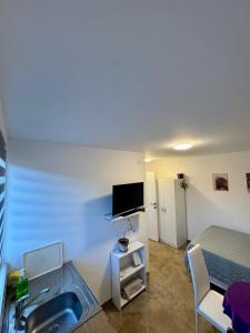 a small room with a sink and a bed at Studio Oaza Čačak in Čačak