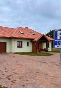 dom z szyldem przed nim w obiekcie Farma IT w mieście Jamielnik