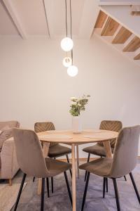 Un comedor con mesa y sillas de madera. en Lai Residence Apartment 1, en Tartu