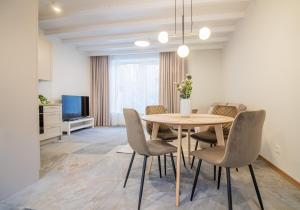 Un comedor con mesa y sillas en Lai Residence Apartment 1, en Tartu