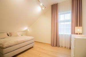 Un dormitorio pequeño con una cama y una ventana. en Lai Residence Apartment 1, en Tartu 6 fotos más