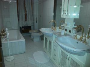 Et badeværelse på Appartamento I Cedri