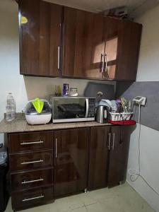 New cairoにあるMivida Coco apartmentのキッチン(電子レンジ付)