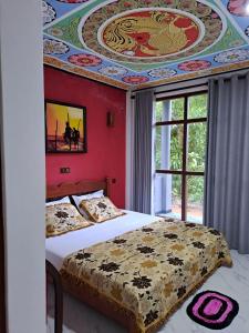 een slaapkamer met 2 bedden en een kleurrijk plafond bij My Guest Mirissa in Mirissa