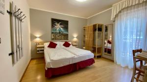 Postel nebo postele na pokoji v ubytování Casteluce Hotel Funivie