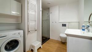 a white bathroom with a washing machine and a sink at Triventi Apartament 2 sypialnie, garaż, blisko Tropikana i wyciąg na Kopę in Karpacz +12 photos