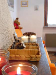 a wicker basket with candles on a table at Graziosa Casetta Con Camino In Pietra e Giardino in Abetone