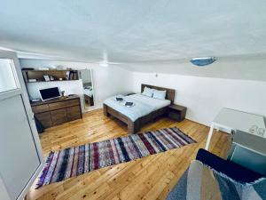 ein Schlafzimmer mit einem Bett und einem Teppich in der Unterkunft Acasa in Bicaz-Chei - Camere de inchiriat Cheile Bicazului in Bicaz-Chei