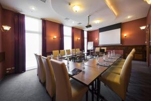 sala konferencyjna z długim stołem i krzesłami w obiekcie Hotel Great Polonia Conrad Kraków w Krakowie