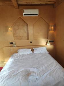 Letto o letti in una camera di Hotel Kasbah Riad Amnir