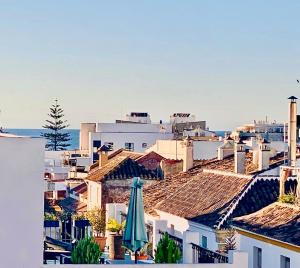 Una vista de una ciudad con un paraguas y edificios. en Casa Principe Old Town Marbella by PRINCIPE1, en Marbella 29 fotos más
