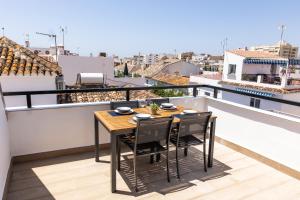 Una mesa y sillas en un balcón con vista. en Casa Principe Old Town Marbella by PRINCIPE1, en Marbella