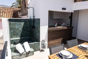 Una cocina y un comedor con mesa y sillas. en Casa Principe Old Town Marbella by PRINCIPE1, en Marbella