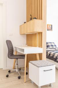 a desk and a chair in a room with a bed at ATENEO - Studio DeLuxe MODERN Apartment, BIG Balcony, Plus FREE Parking in Timişoara