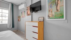 Et tv og/eller underholdning på Frida Kahlo Studio South Beach Hideaway for Two