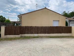 Το κτήριο όπου στεγάζεται  η παραθεριστική κατοικία