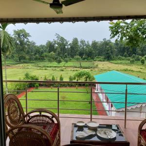 Bazén v ubytování Amar Aranya Resort & Suruchi Restaurant nebo v jeho okolí