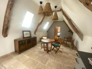 a kitchen and dining room with a table and chairs at Paradis Secret -Bain et Sauna NORDIQUE in Saint-Chels