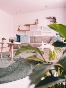 オーステンデにあるLuxe d’Oのソファとテーブルのあるリビングルーム