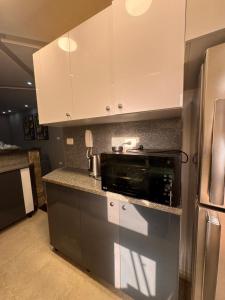 Kuchyň nebo kuchyňský kout v ubytování Luxury - 2 Bedroom Apartment B7 + 20 fotografií