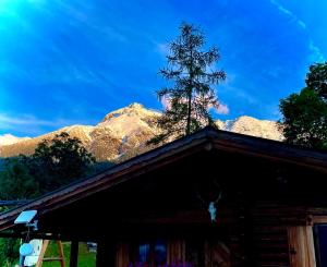 Vista generica sulle montagne o vista sulle montagne dall'interno dell'appartamento