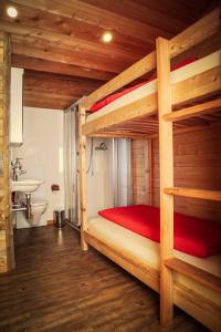 Katil dua tingkat atau katil-katil dua tingkat dalam bilik di Pfründhaus