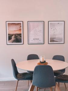 comedor con mesa y 4 sillas en Vitamin Sea, in het centrum en naast de zee, en Ostende 6 fotos más