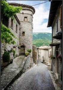 un vicolo in un vecchio edificio in pietra di Paradiso sul lago a Valle Verde