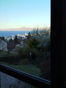 una vista del océano desde una ventana en Temporalias BRC, en San Carlos de Bariloche