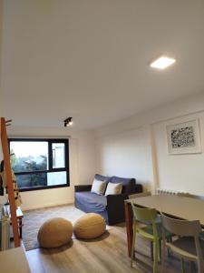 una sala de estar con un sofá y una mesa en Temporalias BRC, en San Carlos de Bariloche