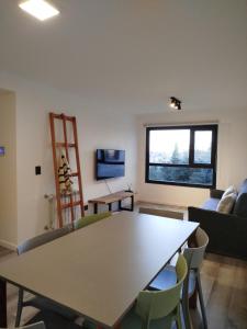 una sala de estar con una mesa y sillas en Temporalias BRC, en San Carlos de Bariloche