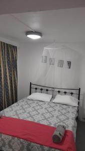 Letto o letti in una camera di The Rabbit Hole Hostel Fira