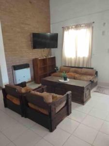 ein Wohnzimmer mit Sofa und Tisch in der Unterkunft Casa Entera in Cordoba