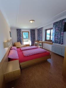 Postel nebo postele na pokoji v ubytování Jugendgästehaus Hinterronach