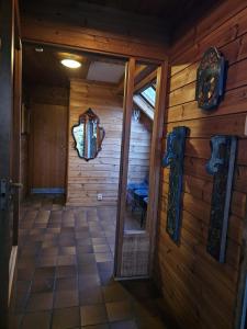 Ένα μπάνιο στο Private room - 3 in a luxury villa CHALET STYLE
