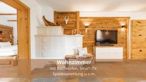 Televízia a/alebo spoločenská miestnosť v ubytovaní Chalet WaldHäusl luxuriöse Ferienwohnungen mit Sauna & Whirlpool, Kamin, Balkon oder Terrasse mit Bergblick