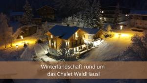 Chalet WaldHäusl luxuriöse Ferienwohnungen mit Sauna & Whirlpool, Kamin, Balkon oder Terrasse mit Bergblick v zime