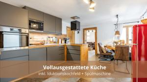 Kuchyňa alebo kuchynka v ubytovaní Chalet WaldHäusl luxuriöse Ferienwohnungen mit Sauna & Whirlpool, Kamin, Balkon oder Terrasse mit Bergblick