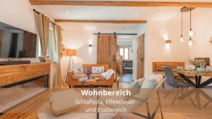 Televízia a/alebo spoločenská miestnosť v ubytovaní Chalet WaldHäusl luxuriöse Ferienwohnungen mit Sauna & Whirlpool, Kamin, Balkon oder Terrasse mit Bergblick