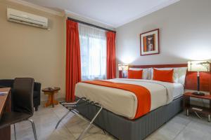 Postel nebo postele na pokoji v ubytování Cresta Botsalo Hotel