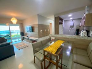 cocina y sala de estar con barra y mesa en AllMar Flats - Vg Fun - Frente mar, en Fortaleza
