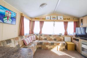 Μια τηλεόραση ή/και κέντρο ψυχαγωγίας στο 4 Berth Caravan For Hire At Sunkist Holiday Park Near Skegness Ref 42084S