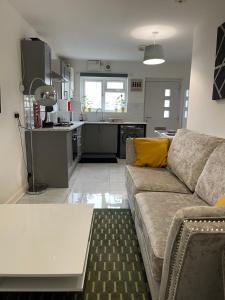 Kuchyň nebo kuchyňský kout v ubytování The Holloway Haven - 1 Bedroom Apartment - Private Access & Parking - Prime Location Near Oxford City Centre